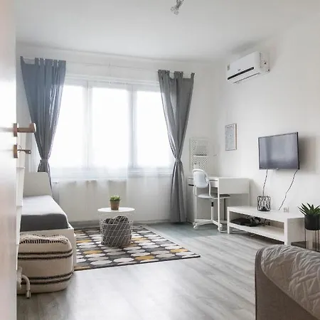 Pannonia Apartment *